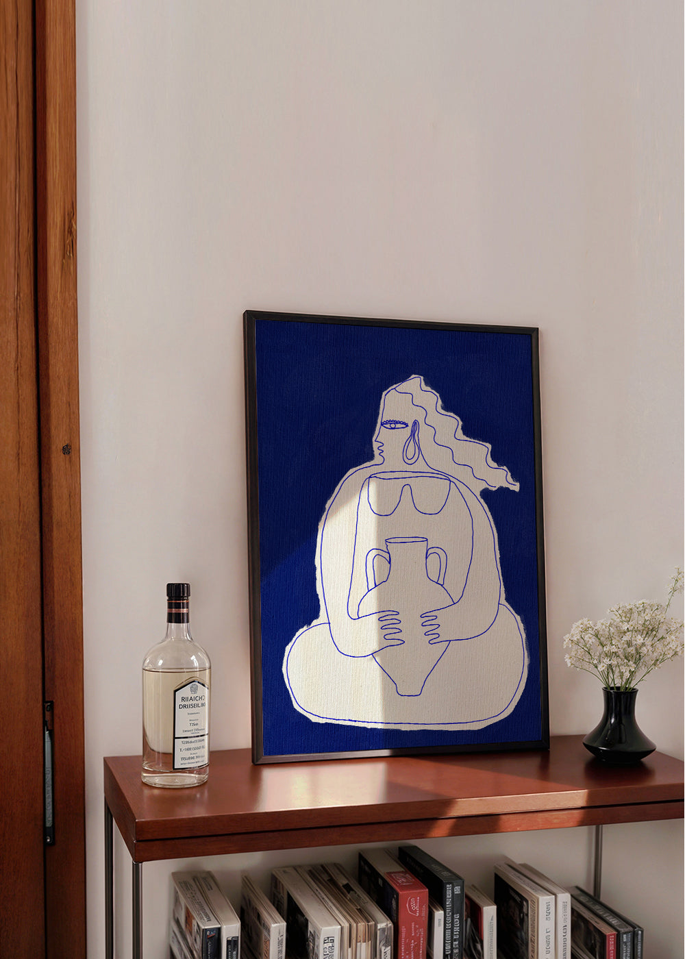 Illustration af figur med urne på blå baggrund