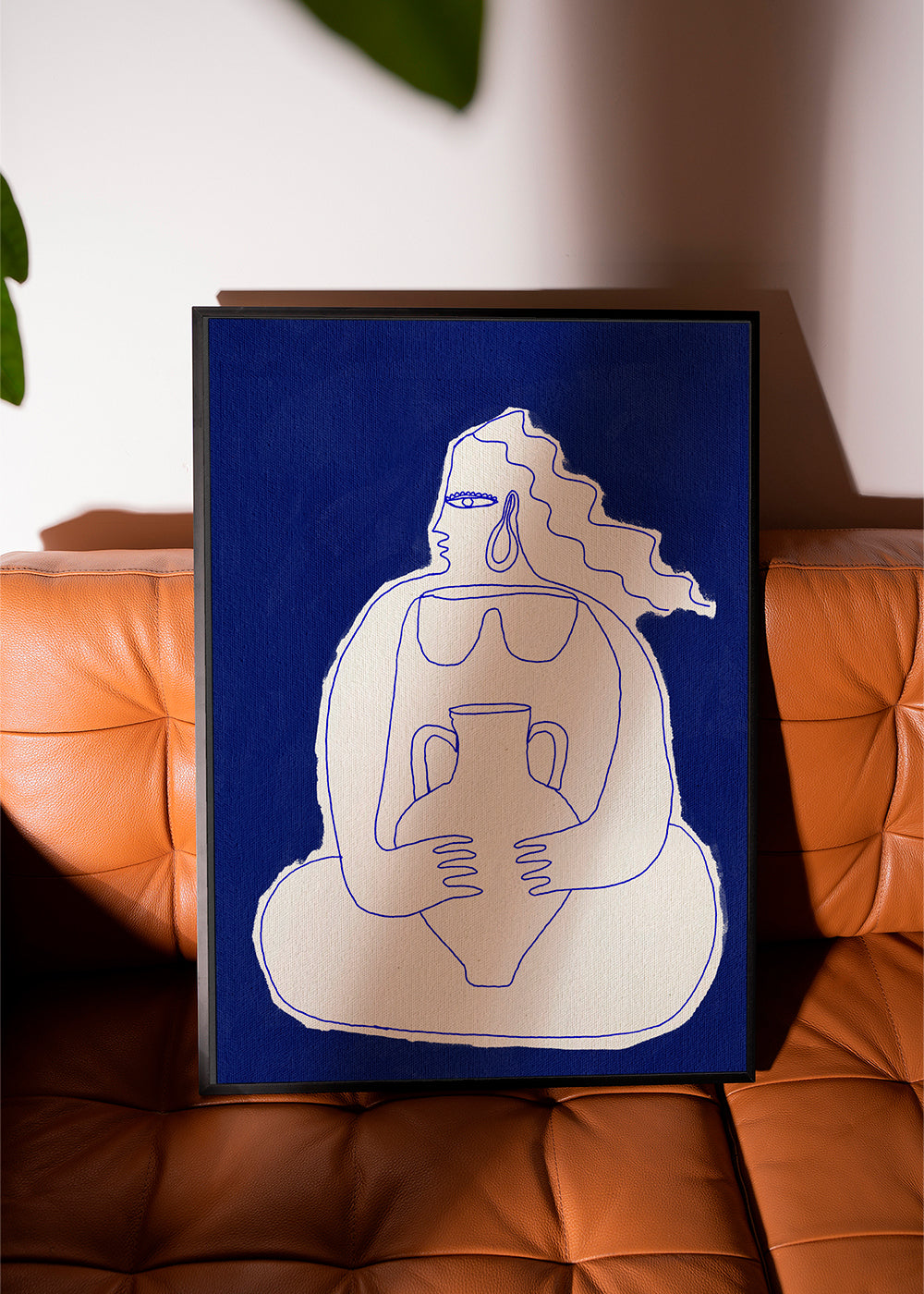 Illustration af figur med urne på blå baggrund