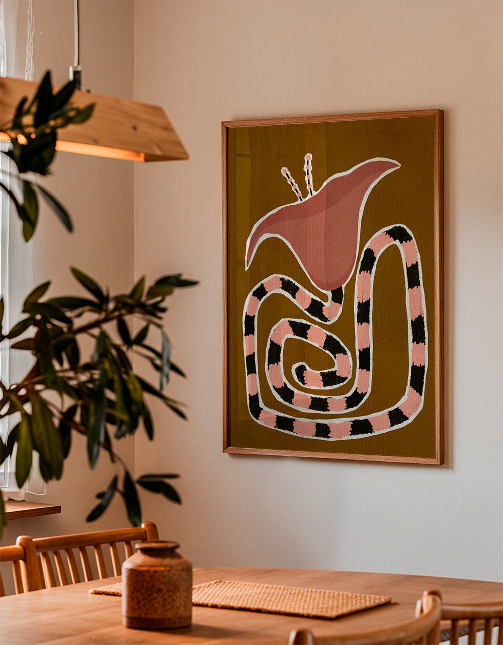Botanisk plakat med stiliseret rosa blomst