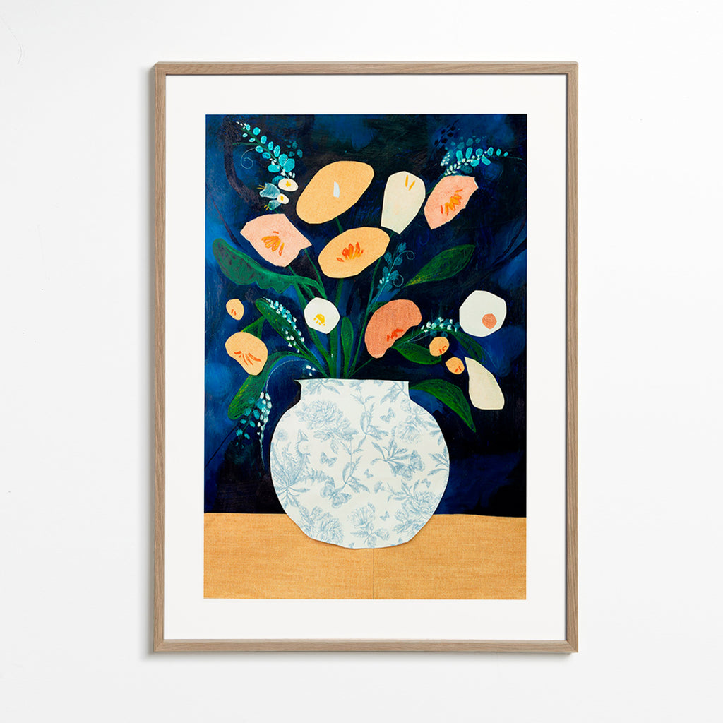 Botanisk plakat med buket i vase – Oak Frame