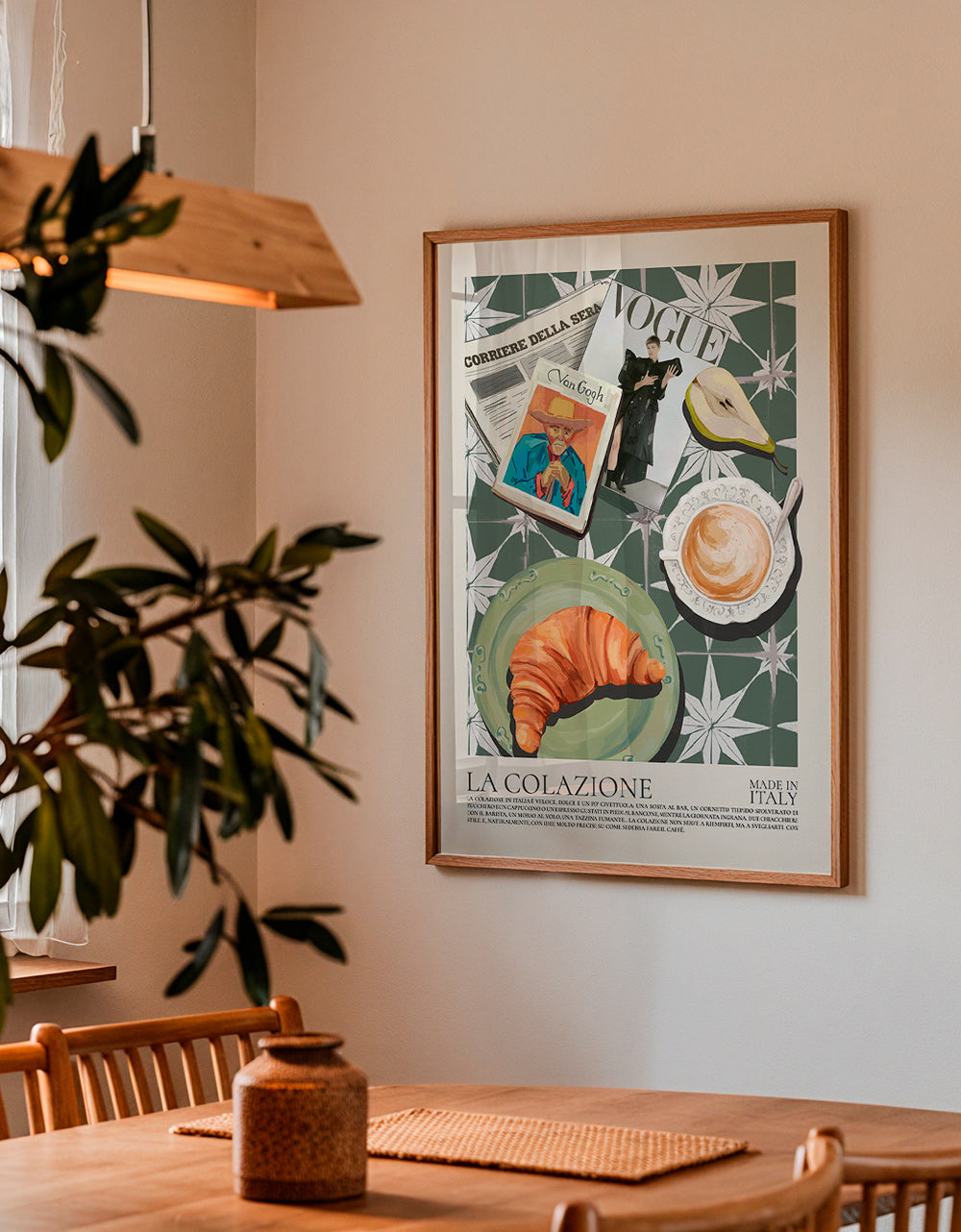 Køkkenkunst med croissant og magasin
