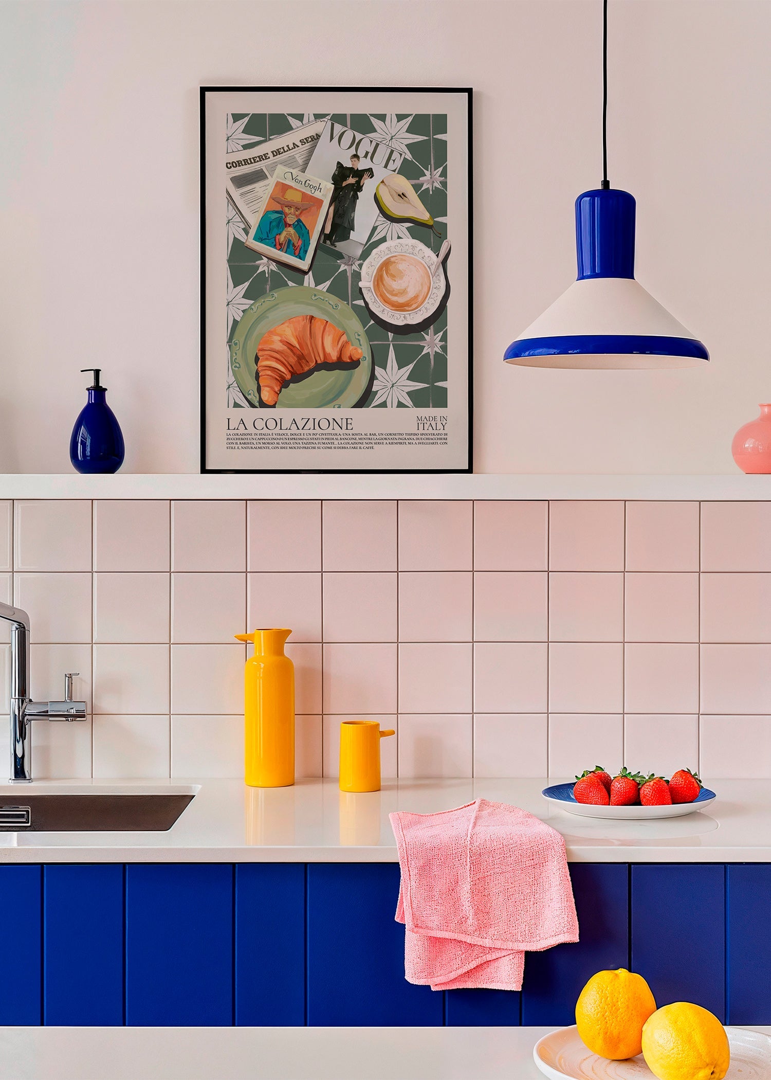 Køkkenkunst med croissant og magasin