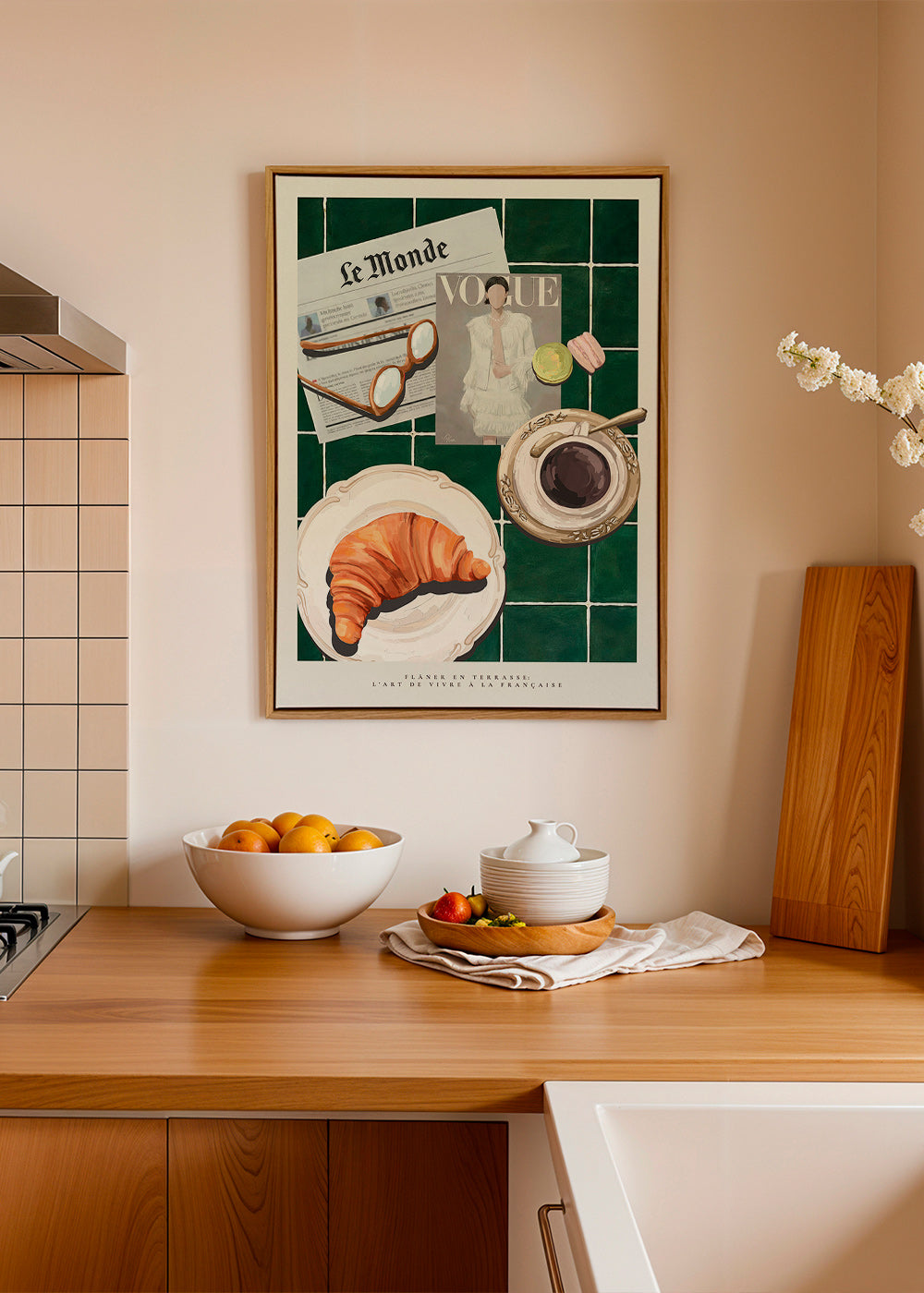 Køkkenkunst med croissant og kaffe