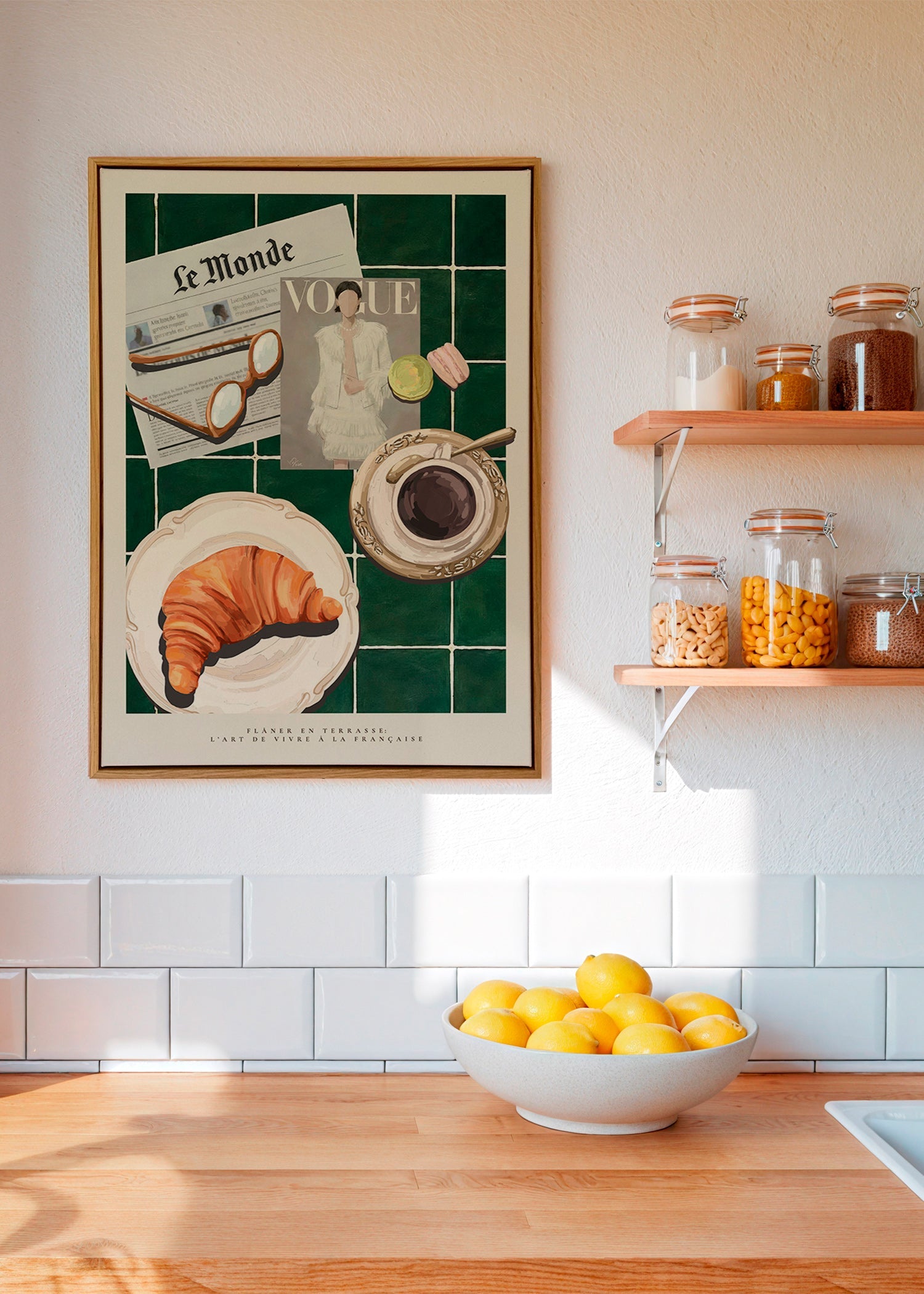 Køkkenkunst med croissant og kaffe