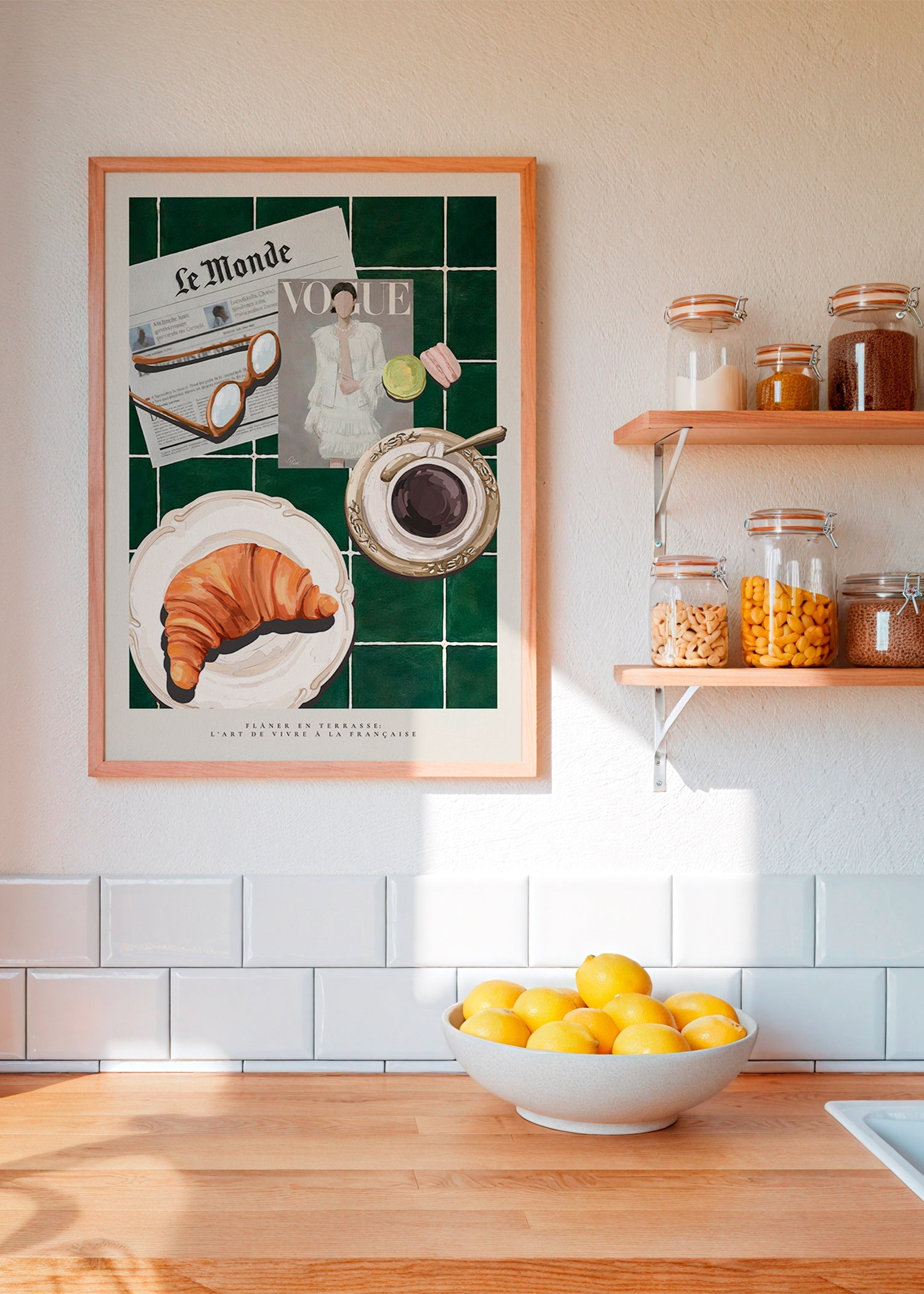 Køkkenkunst med croissant og kaffe