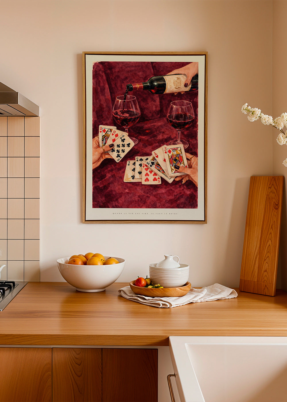Køkkenkunst med spillekort og rødvin