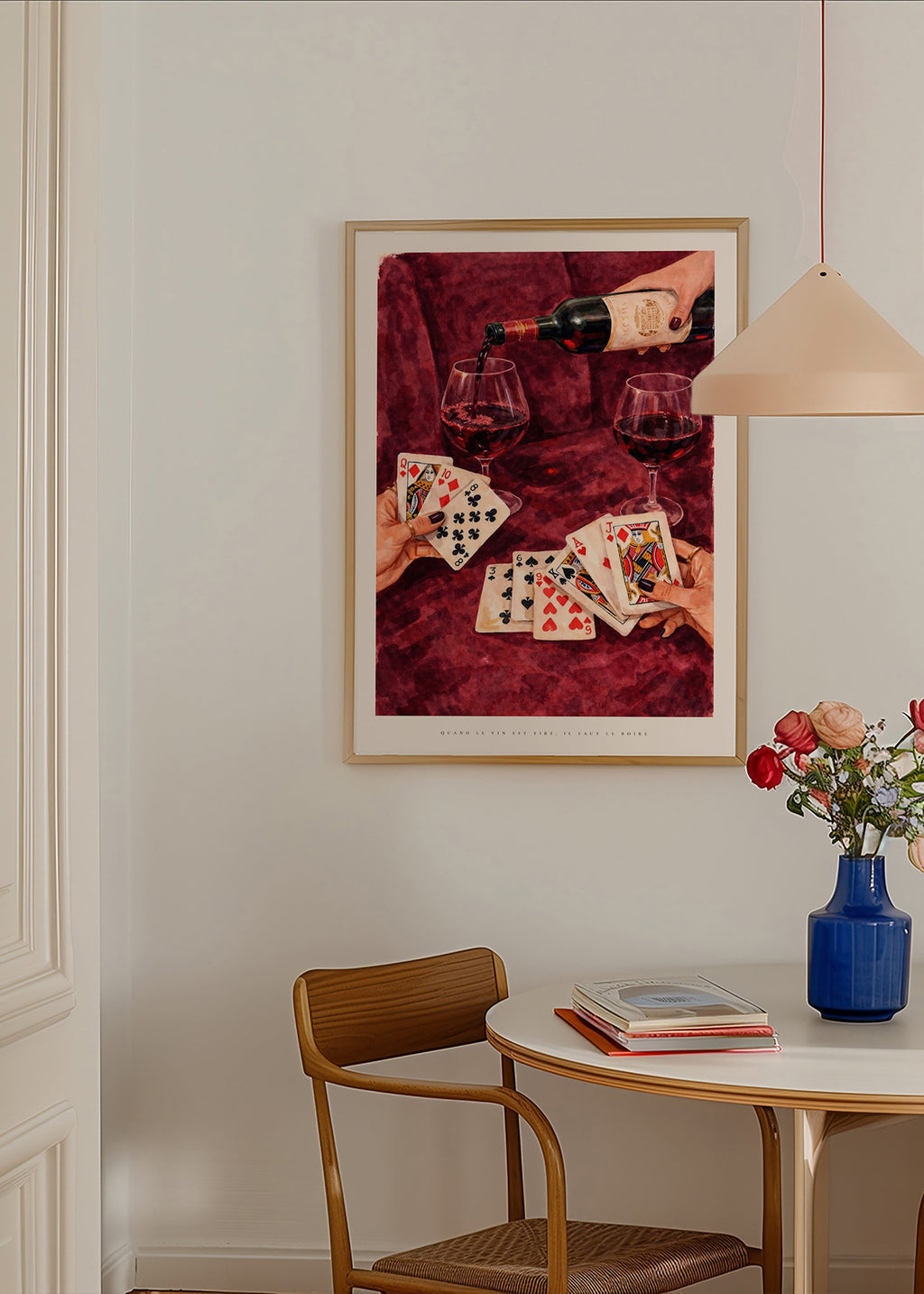 Køkkenkunst med spillekort og rødvin