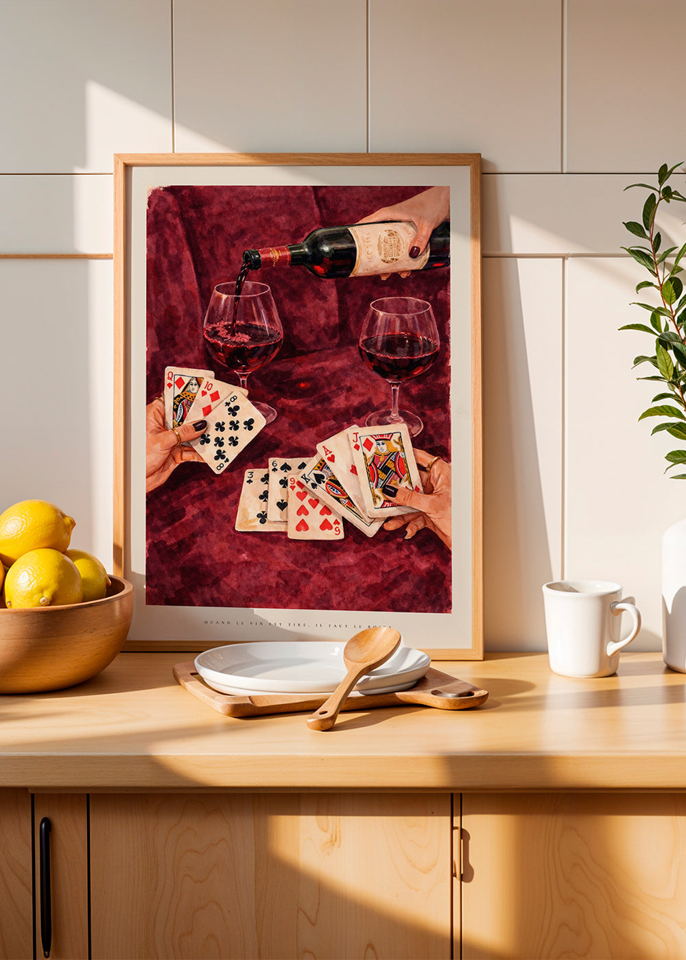 Køkkenkunst med spillekort og rødvin