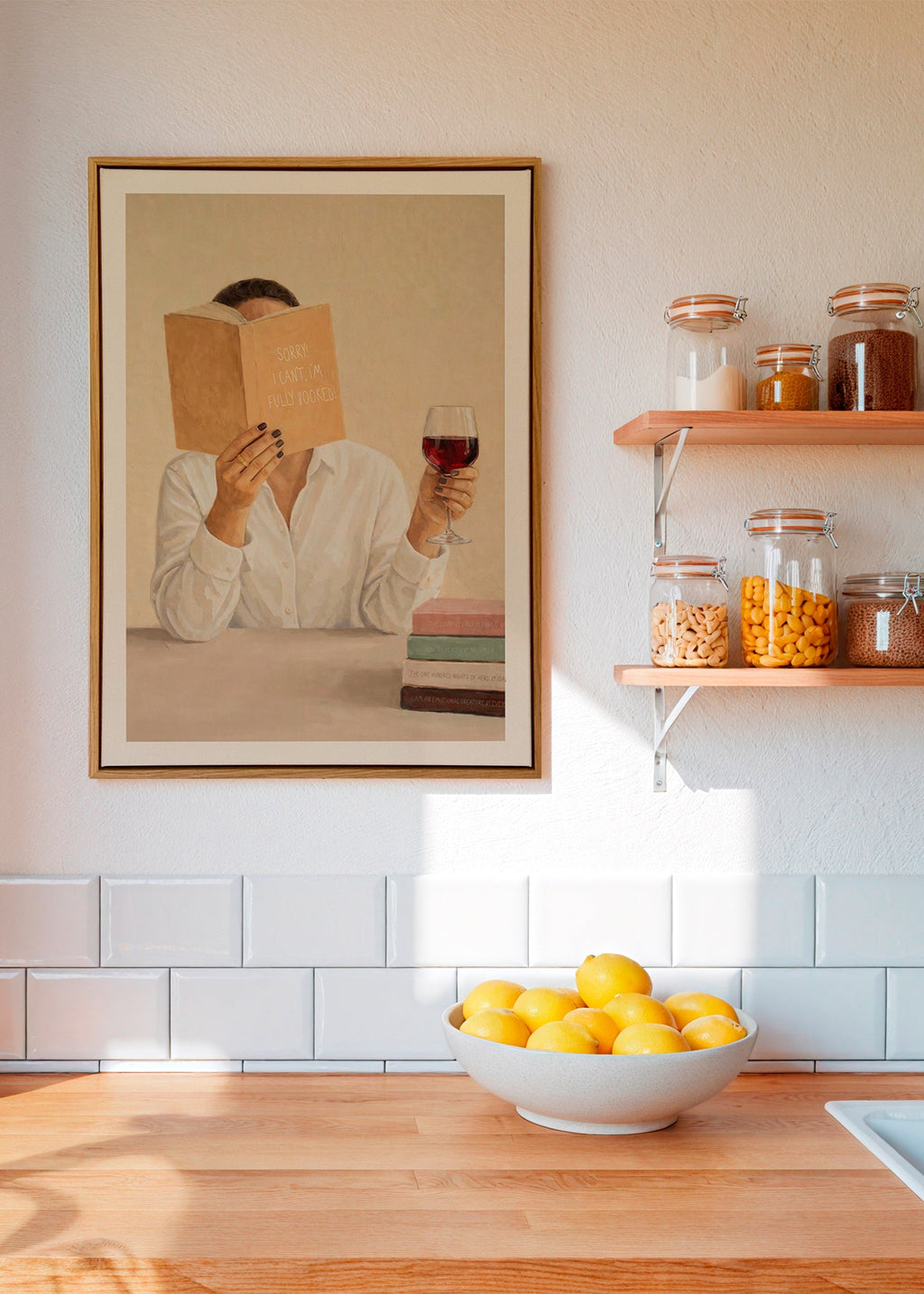 Køkkenkunst: kvinde læser med glas vin