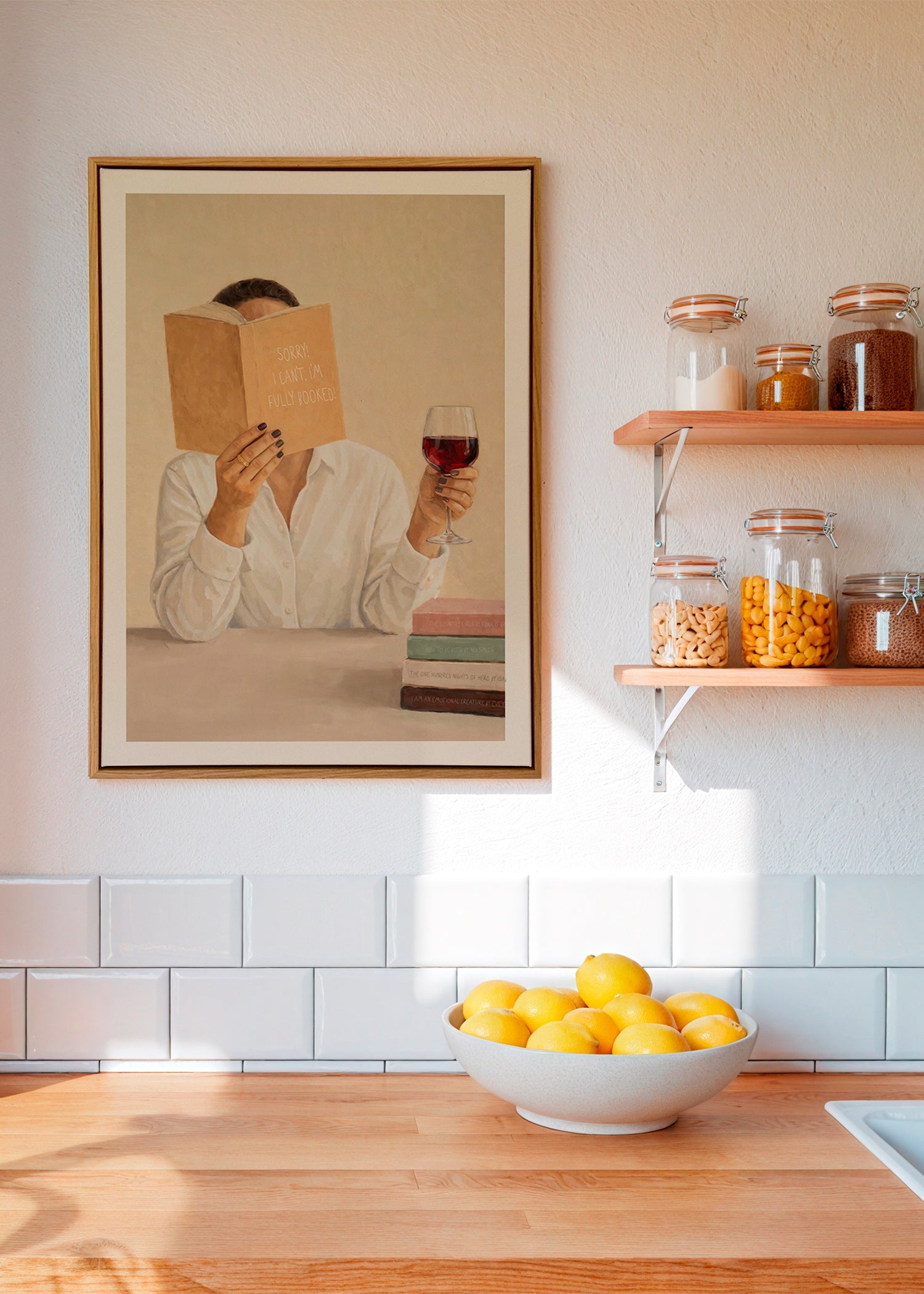 Køkkenkunst: kvinde læser med glas vin
