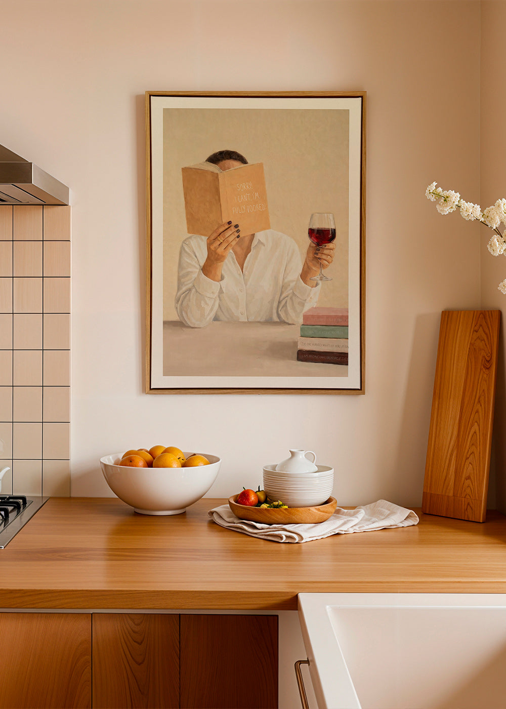 Køkkenkunst: kvinde læser med glas vin