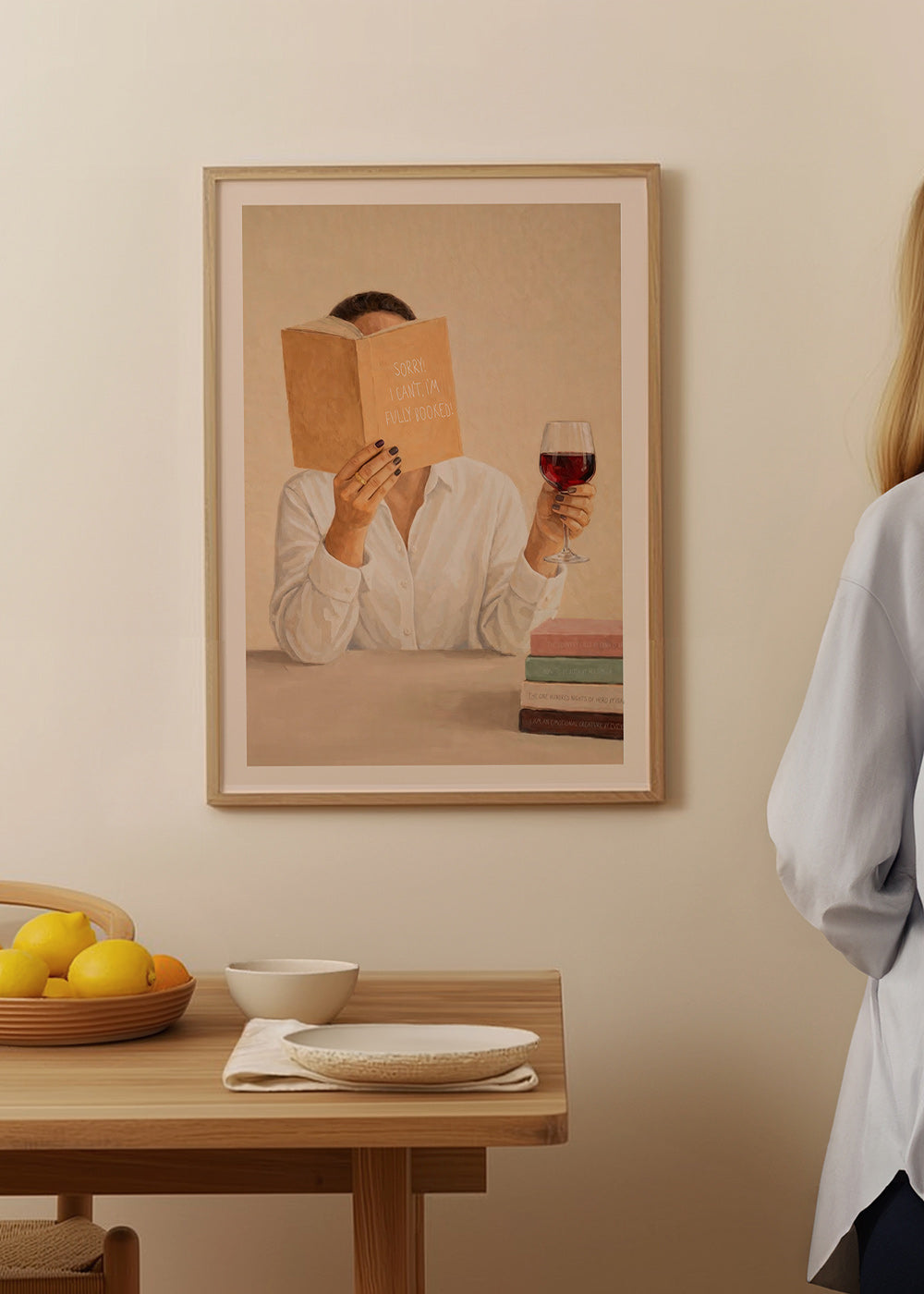 Køkkenkunst: kvinde læser med glas vin