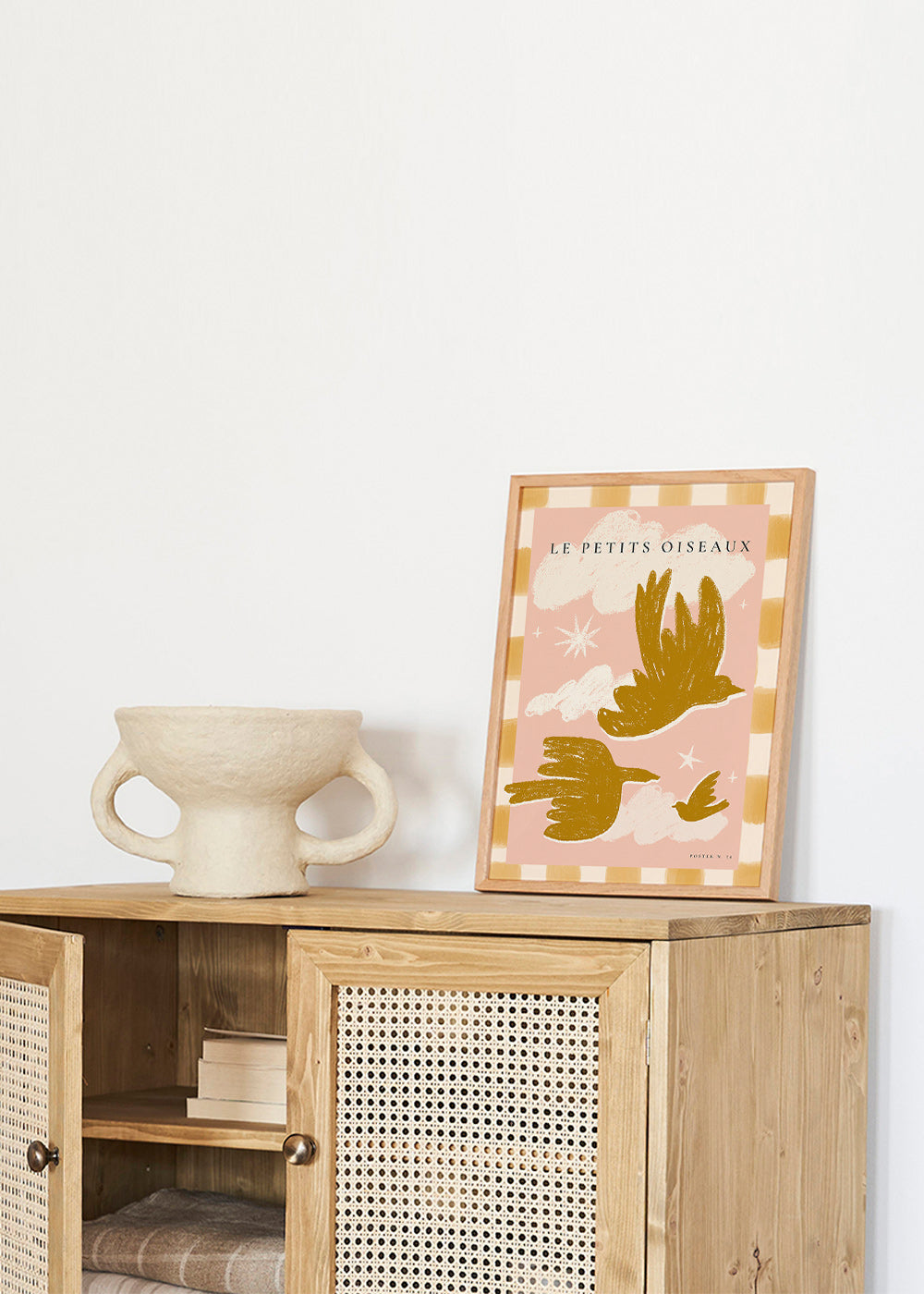 Gyldne fugle på rosa baggrund
