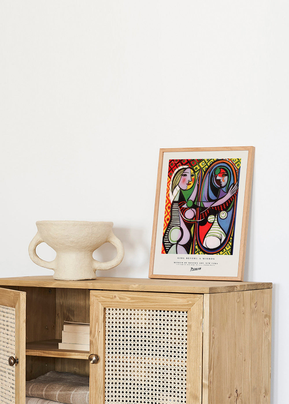 Abstrakt billede med figur foran spejl