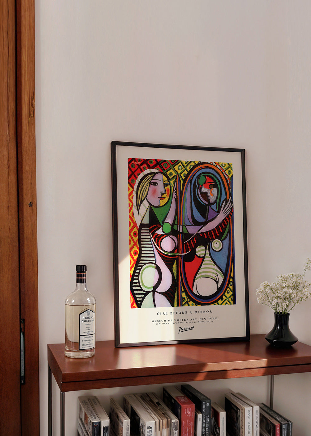 Abstrakt billede med figur foran spejl