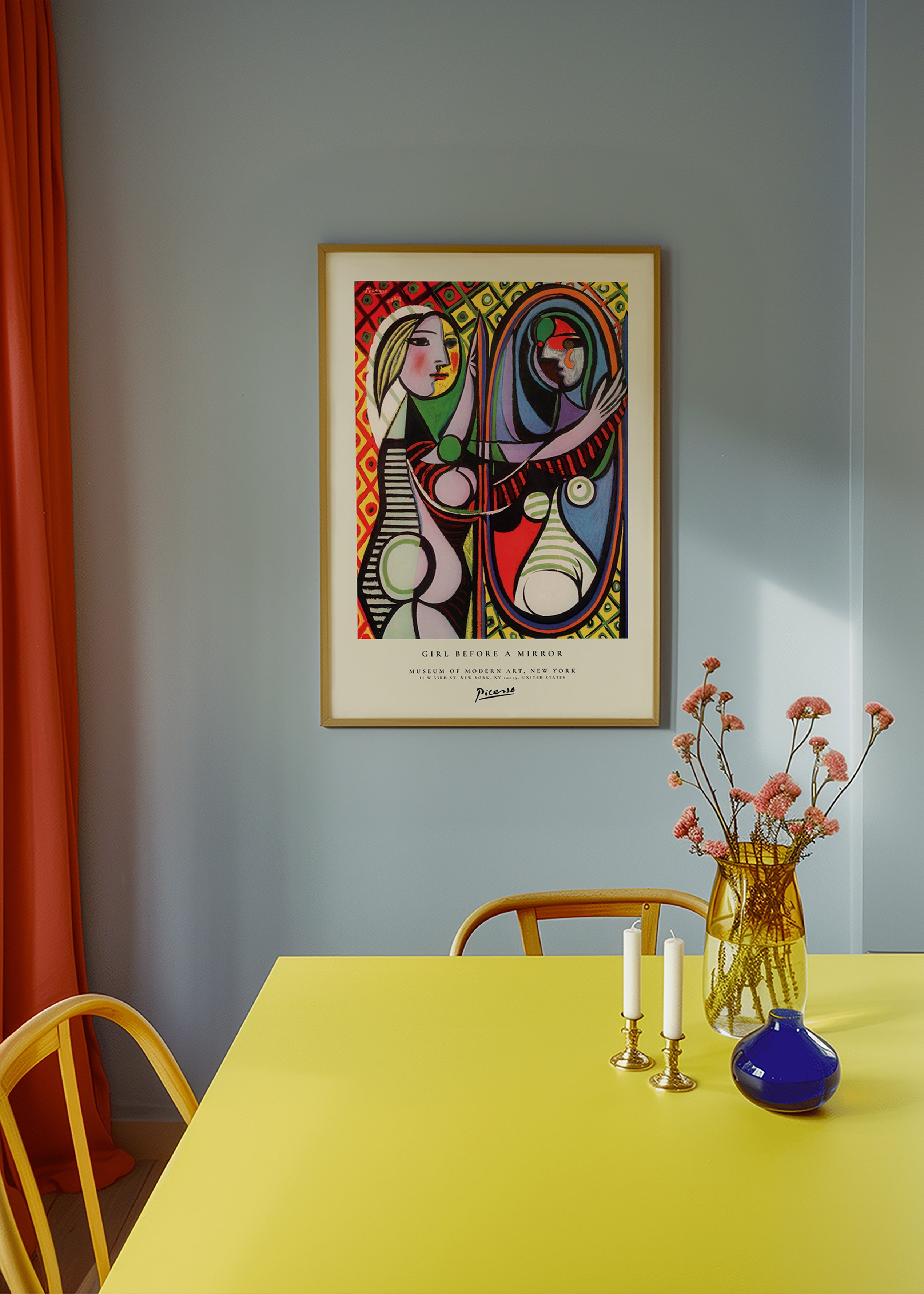 Abstrakt billede med figur foran spejl