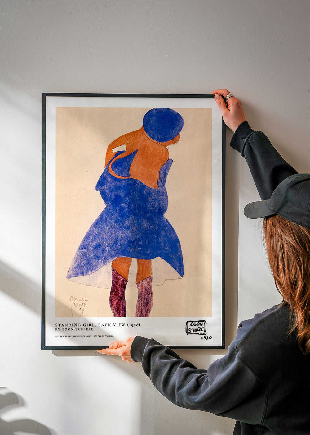 Illustration: kvindefigur set bagfra i blå