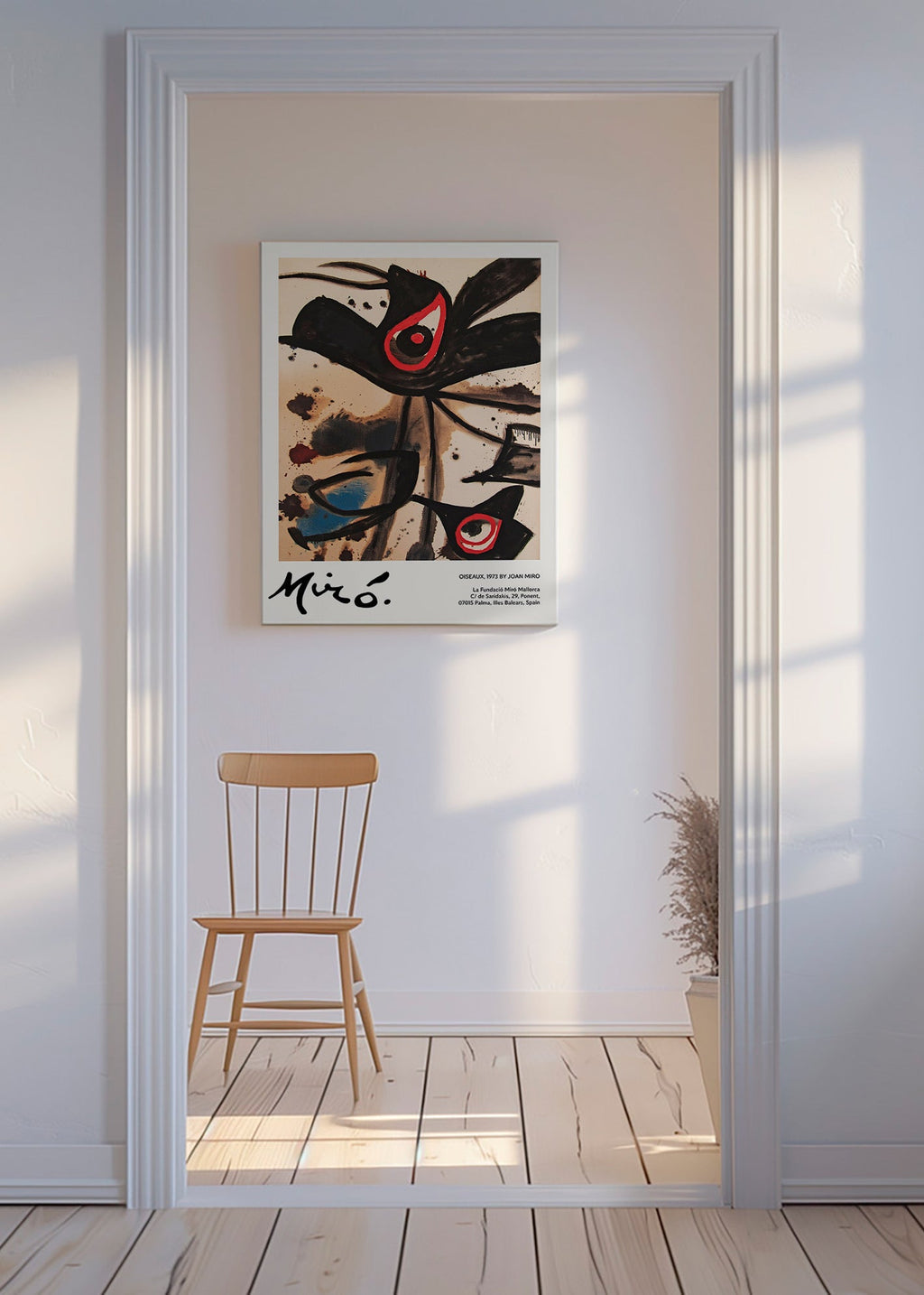 Abstrakt værk med sorte fuglemotiver