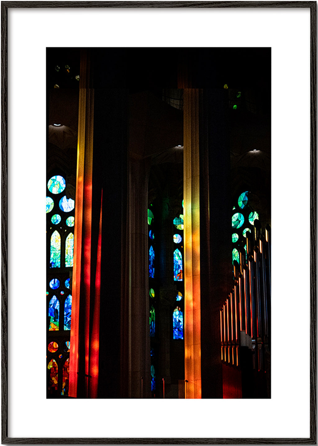 Fotografi af katedral med oplyste glasmosaikker