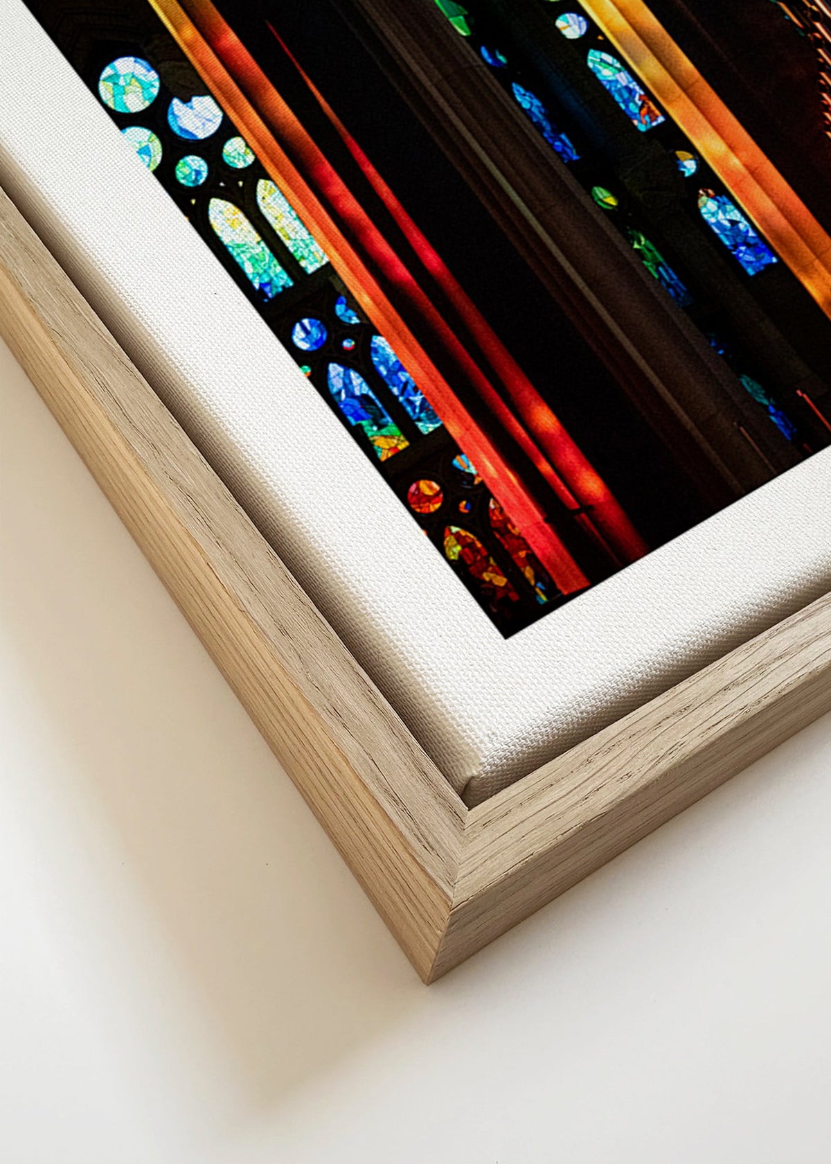 Fotografi af katedral med oplyste glasmosaikker