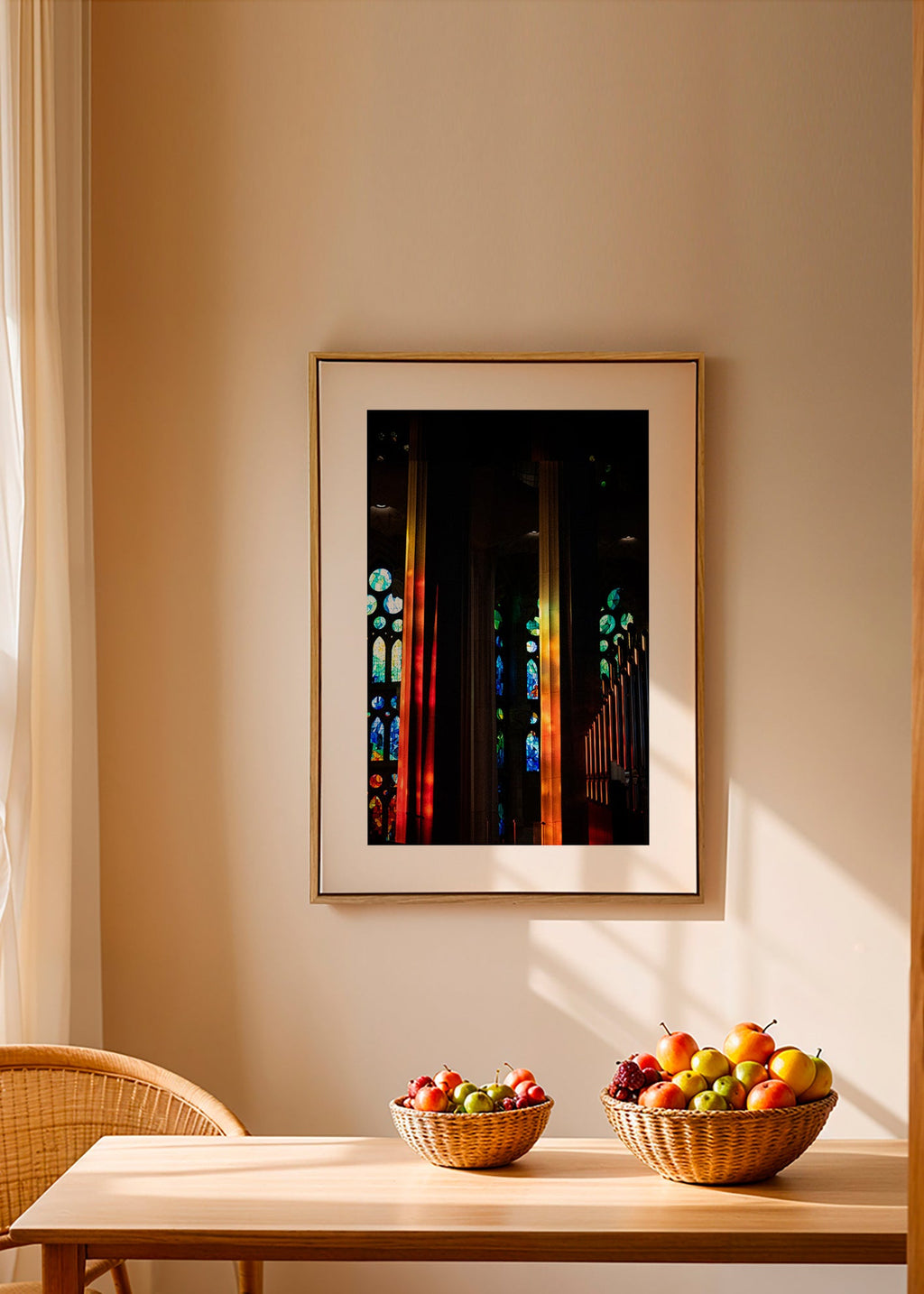 Fotografi af katedral med oplyste glasmosaikker