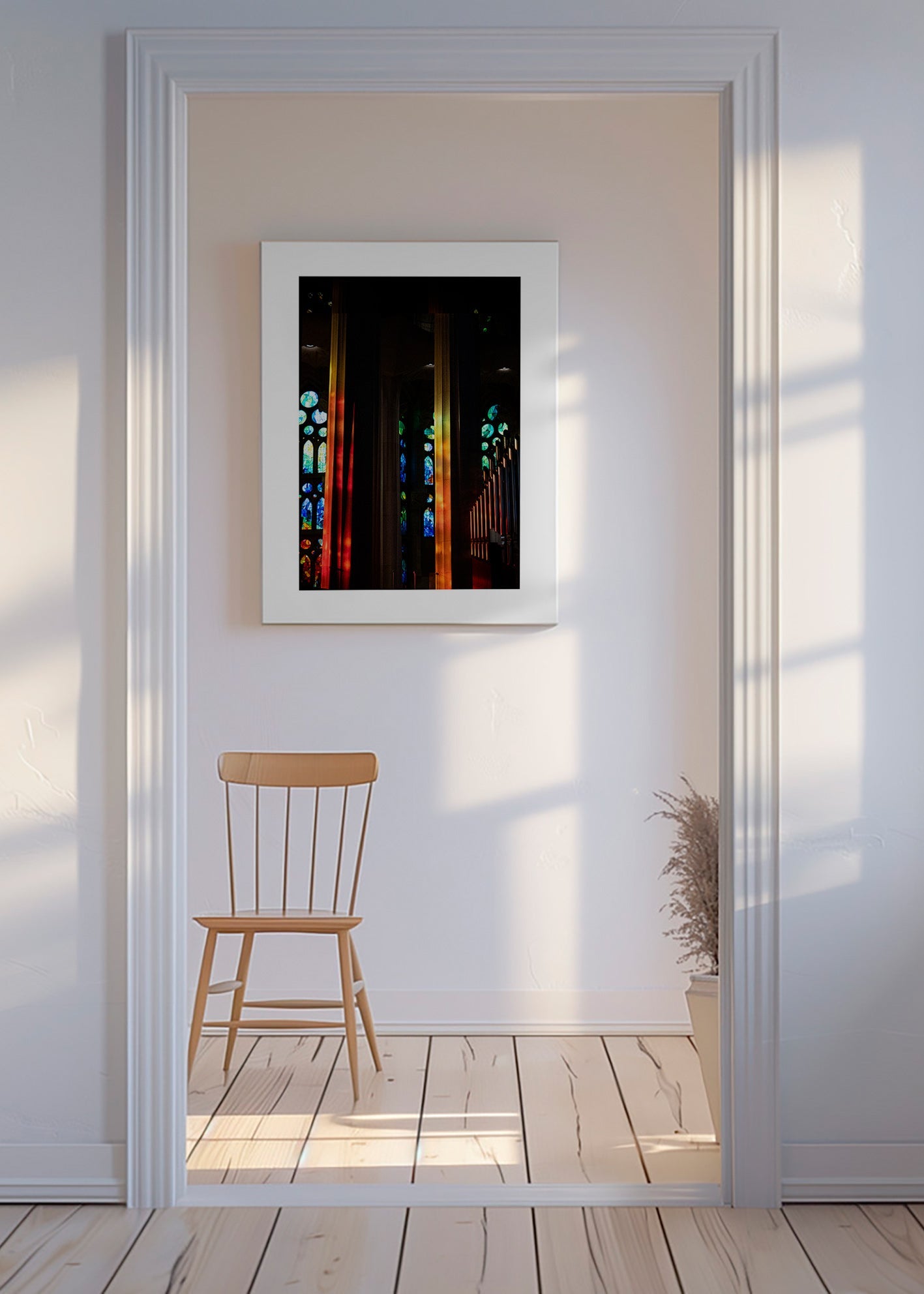 Fotografi af katedral med oplyste glasmosaikker