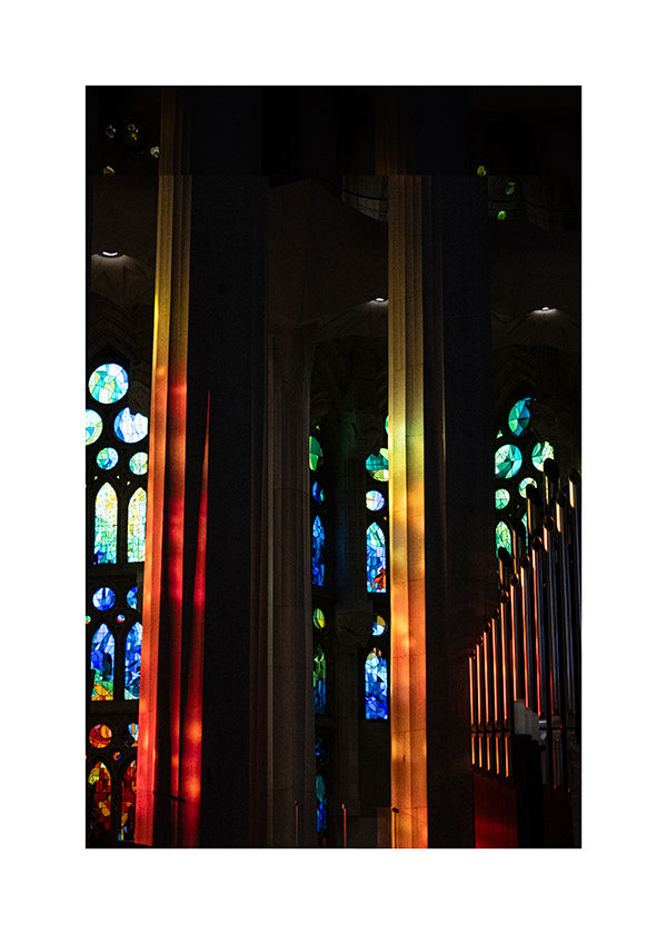 Fotografi af katedral med oplyste glasmosaikker