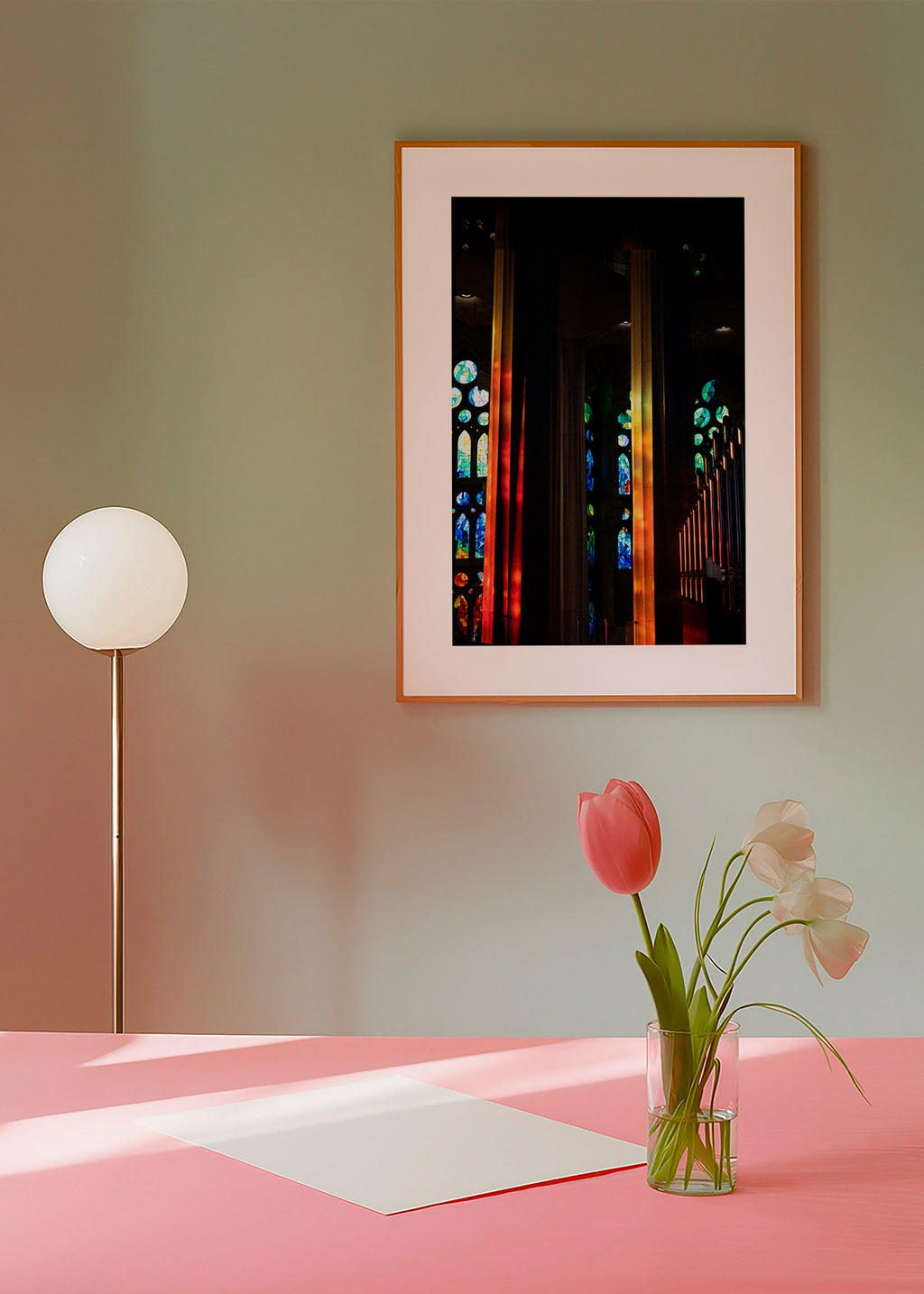 Fotografi af katedral med oplyste glasmosaikker