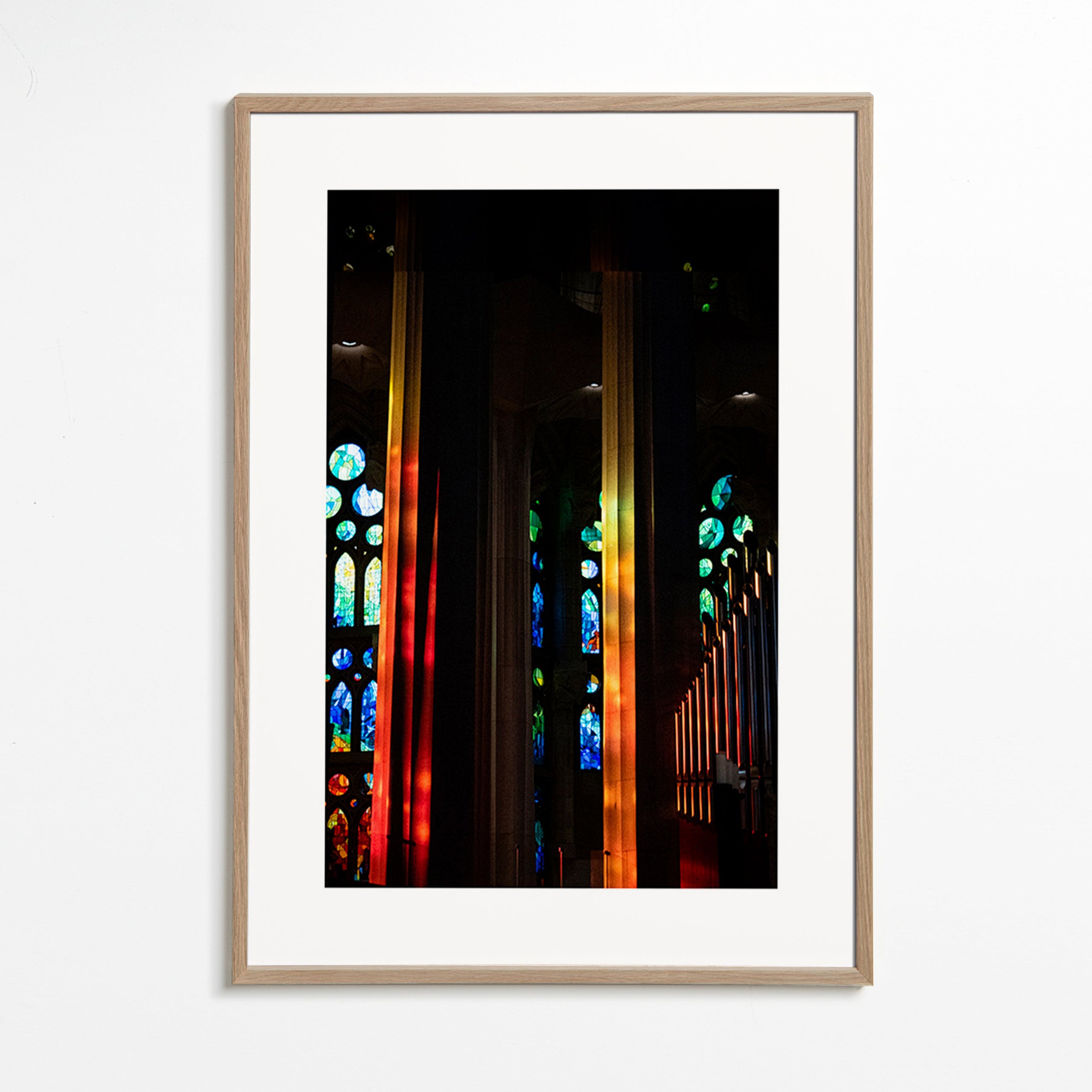 Fotografi af katedral med oplyste glasmosaikker