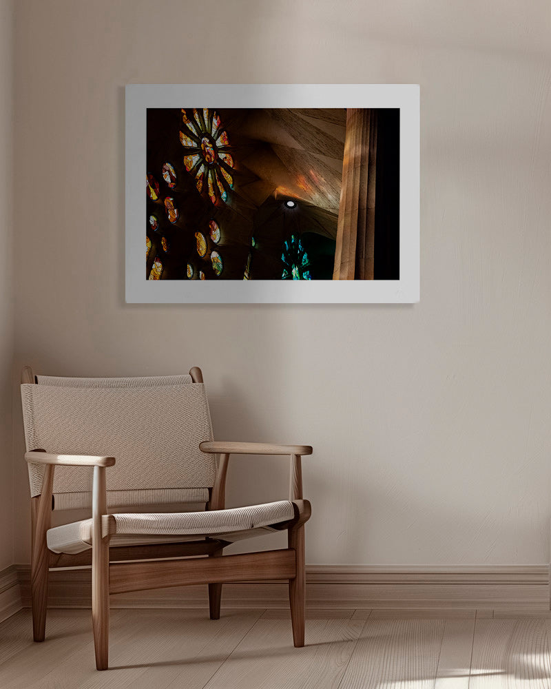 Arkitekturfotografi af glasmosaik med varmt lys