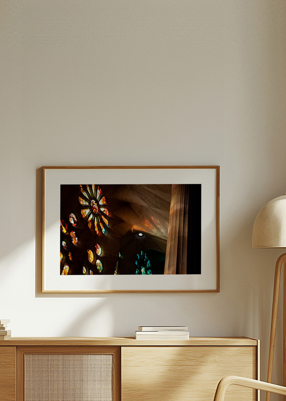 Arkitekturfotografi af glasmosaik med varmt lys