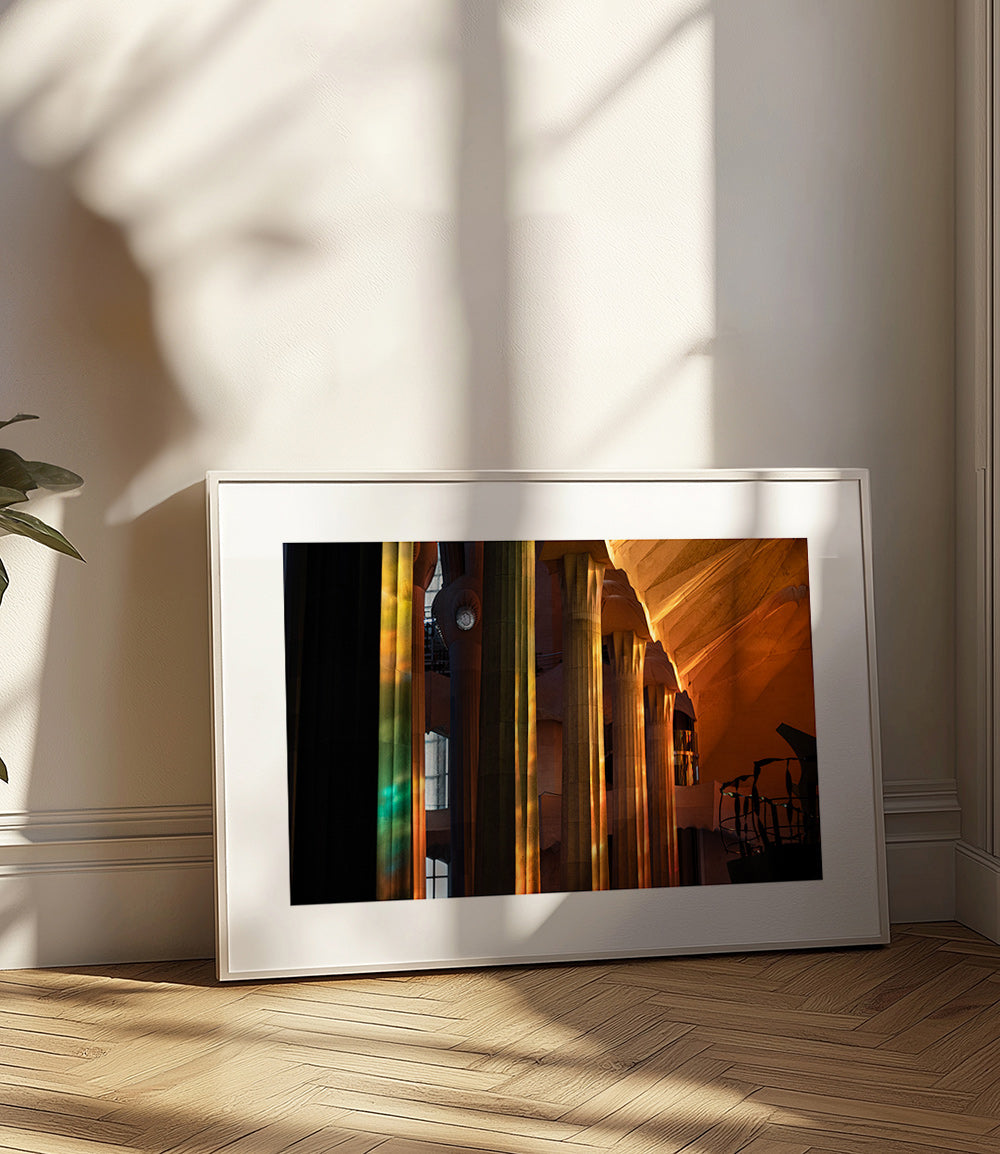 Arkitekturinteriørfotografi med gyldent lys