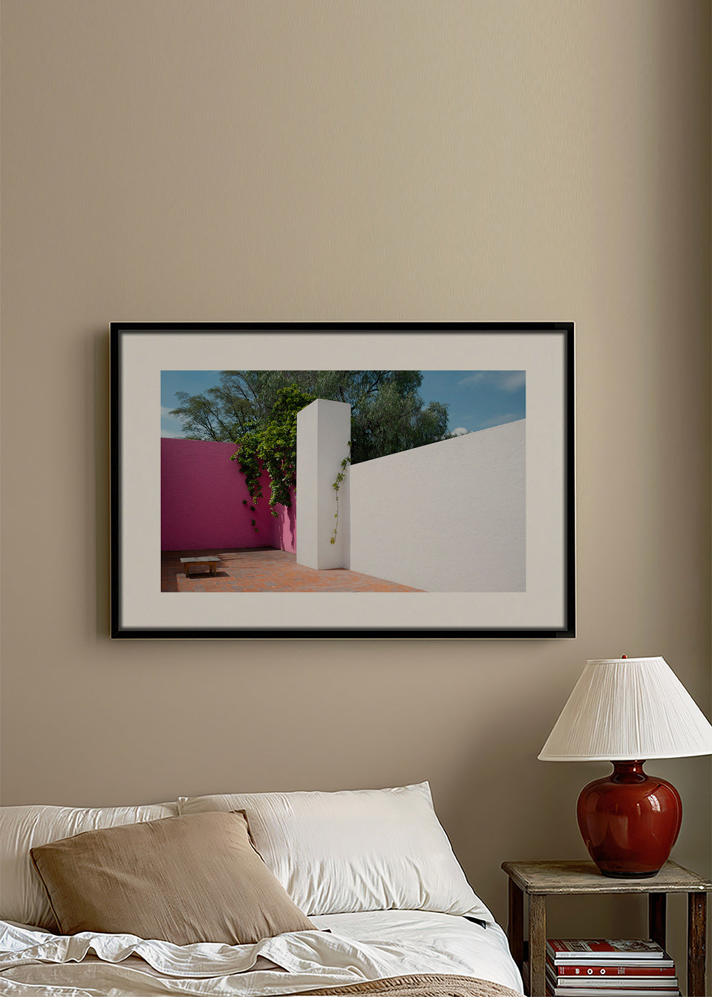 Minimalt design: rosa og hvid gårdhave