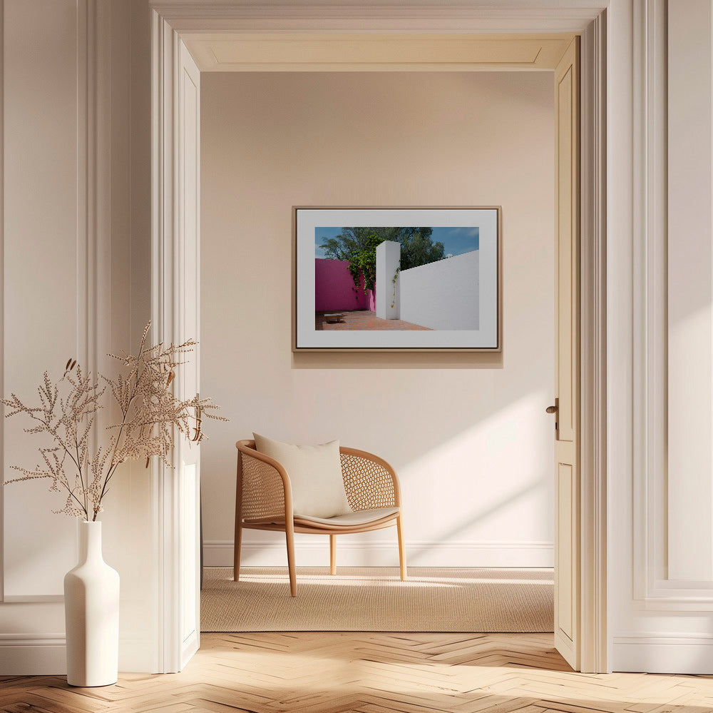 Minimalt design: rosa og hvid gårdhave