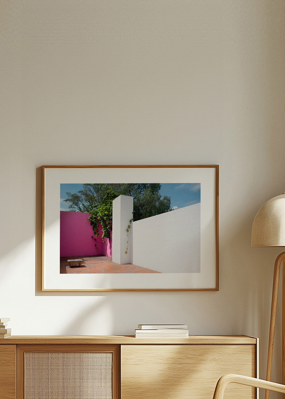 Minimalt design: rosa og hvid gårdhave