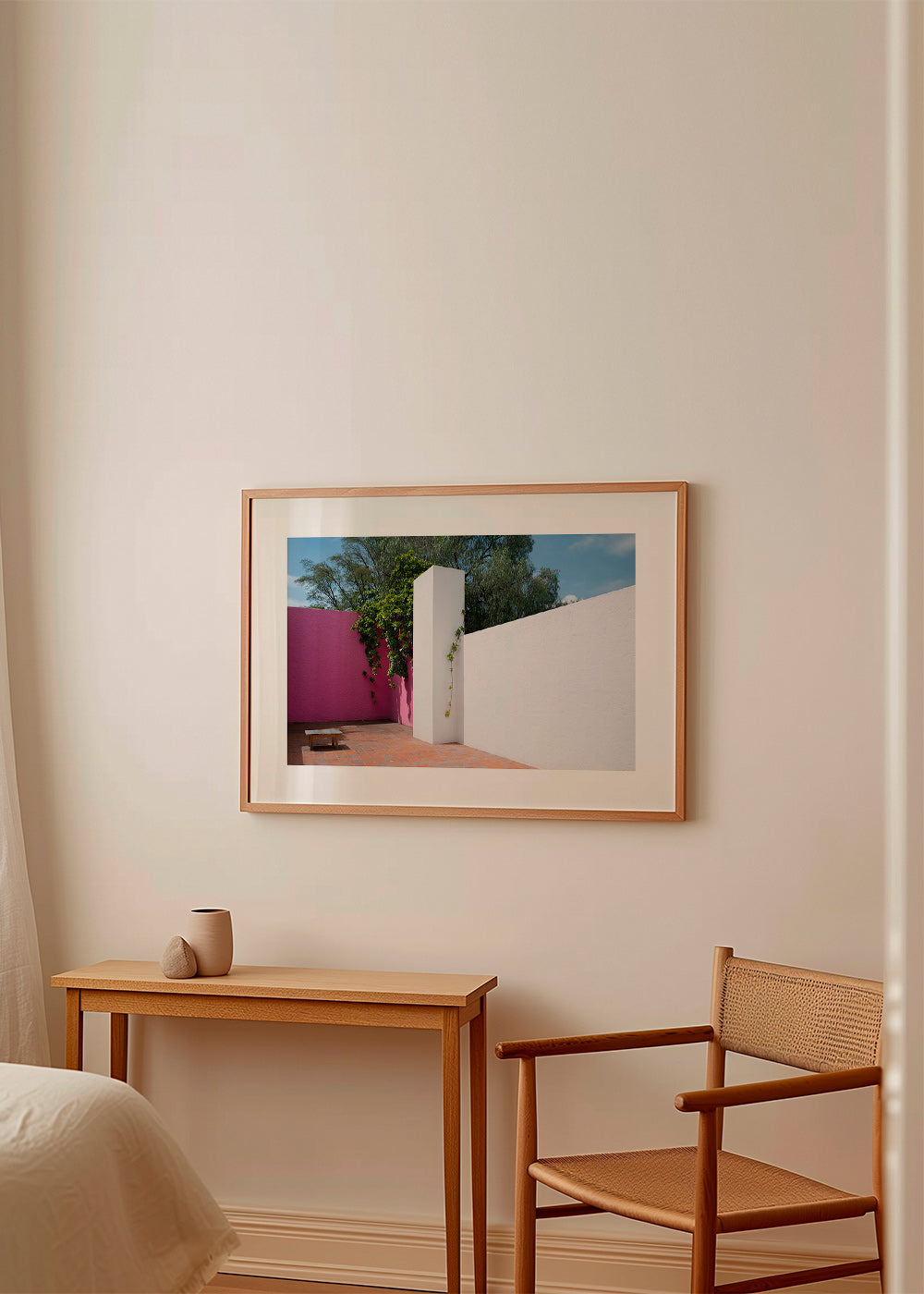 Minimalt design: rosa og hvid gårdhave