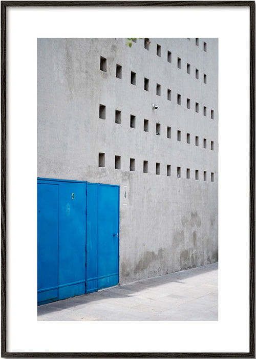 Blå dør på geometrisk facade