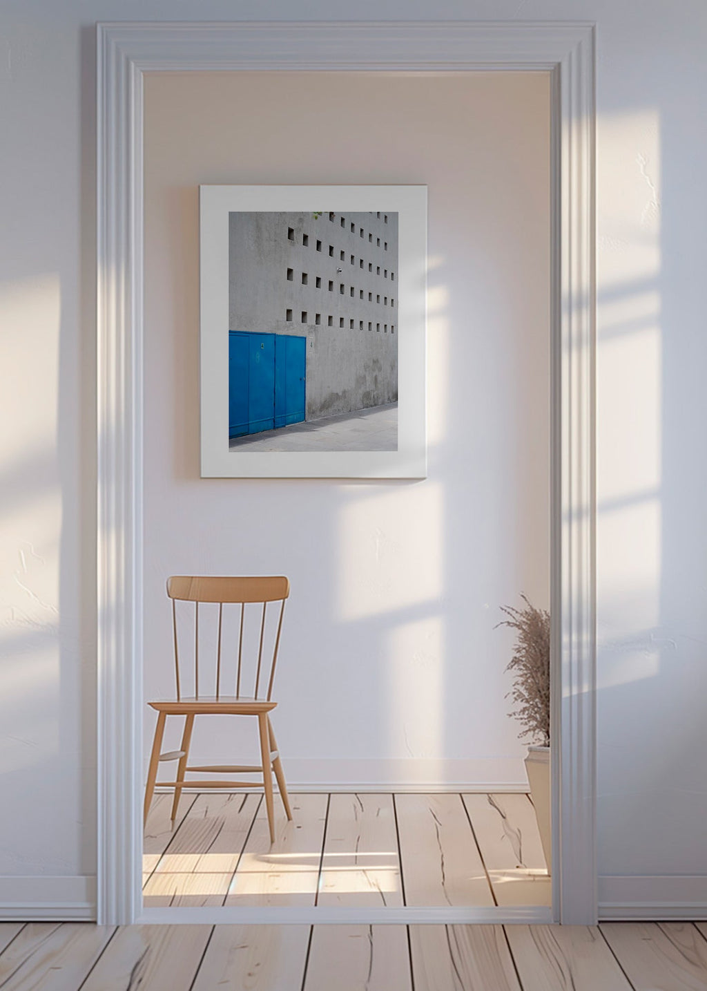 Blå dør på geometrisk facade