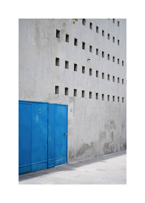 Blå dør på geometrisk facade