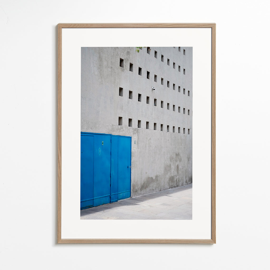 Blå dør på geometrisk facade