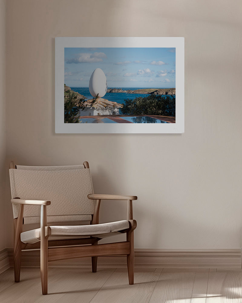 Landskabskunst med ægformet skulptur ved havet