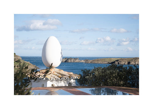 Landskabskunst med ægformet skulptur ved havet