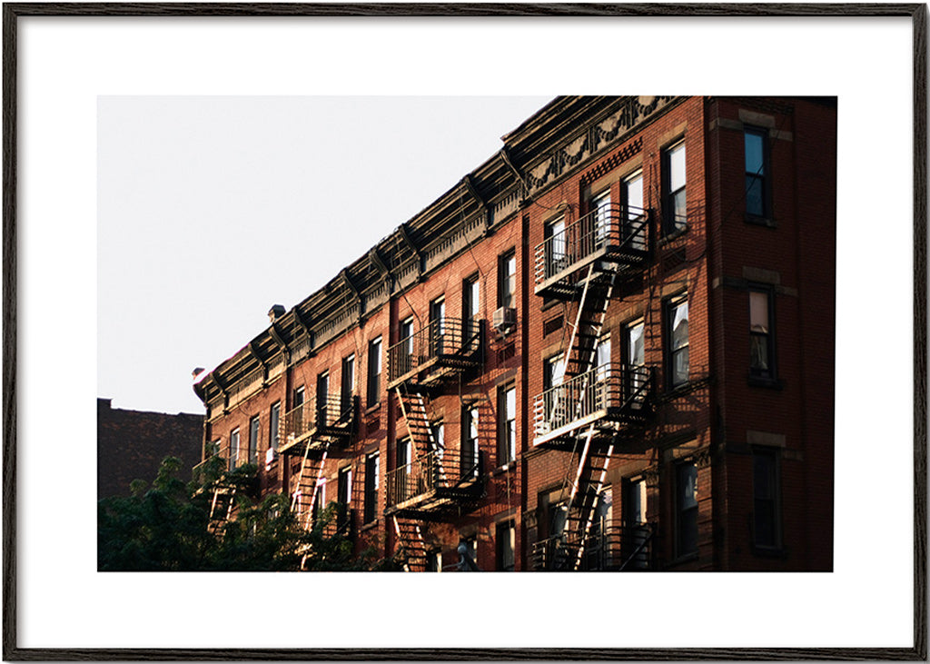 Rejseplakat: Brownstone-facade i New York med brandtrapper