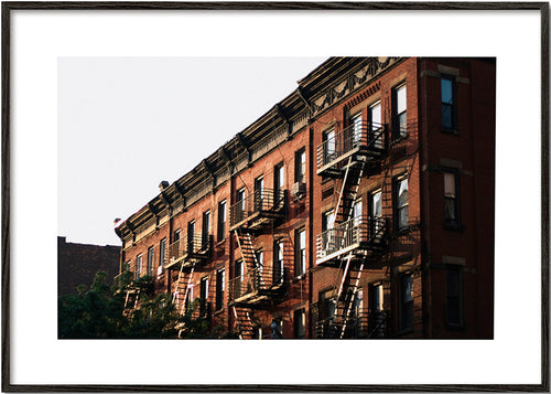 Rejseplakat: Brownstone-facade i New York med brandtrapper