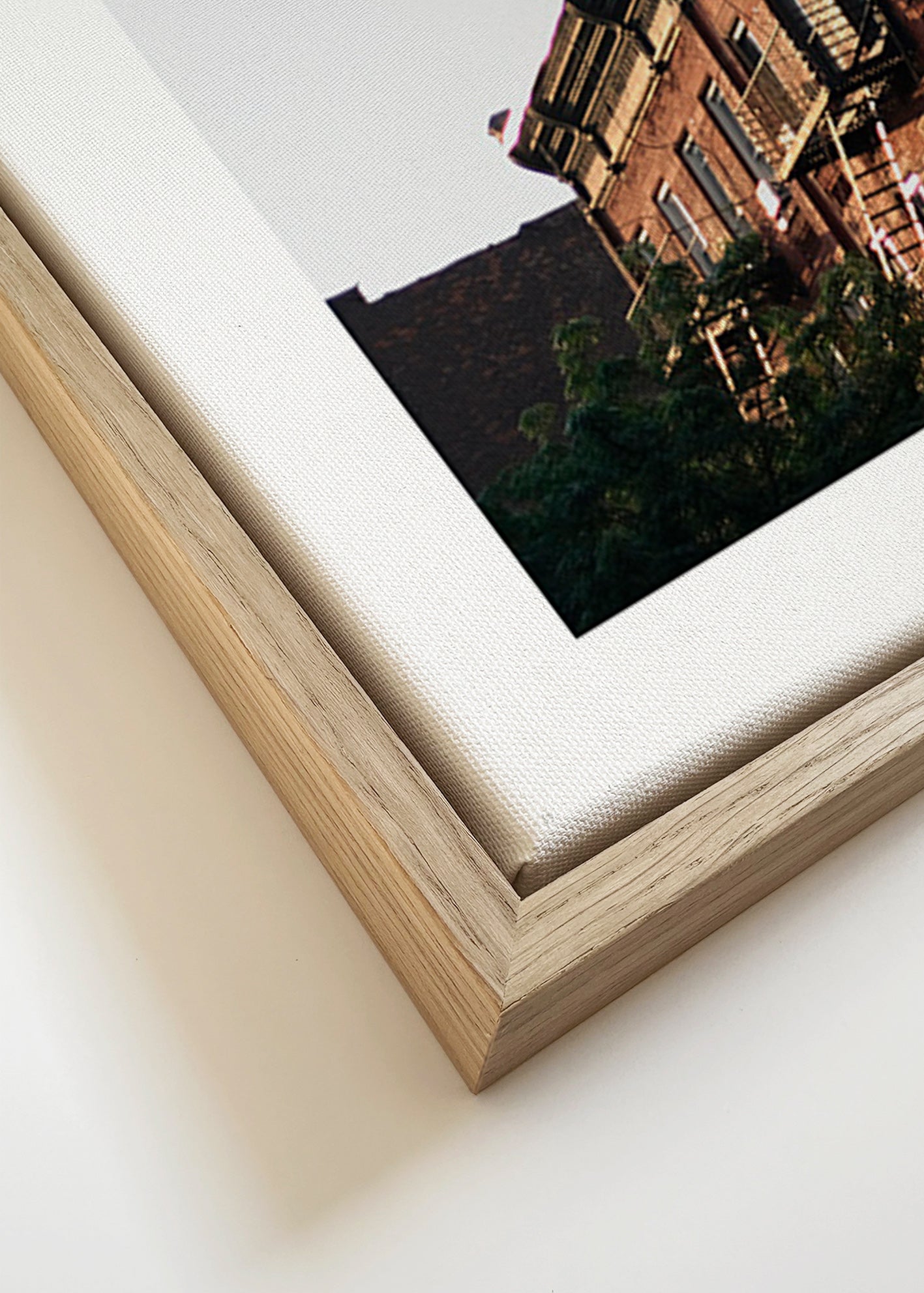 Rejseplakat: Brownstone-facade i New York med brandtrapper