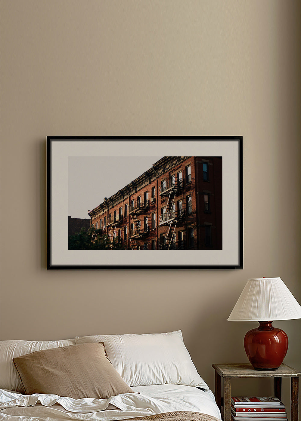 Rejseplakat: Brownstone-facade i New York med brandtrapper