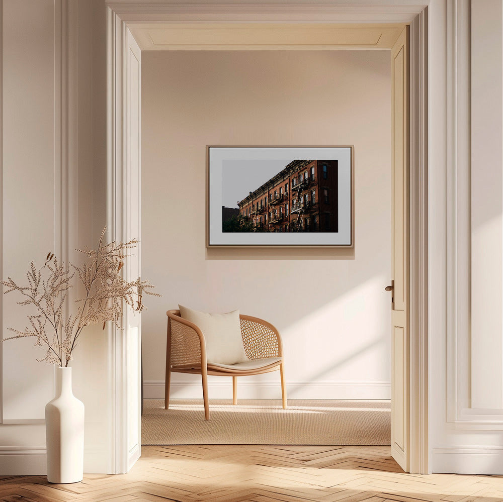 Rejseplakat: Brownstone-facade i New York med brandtrapper