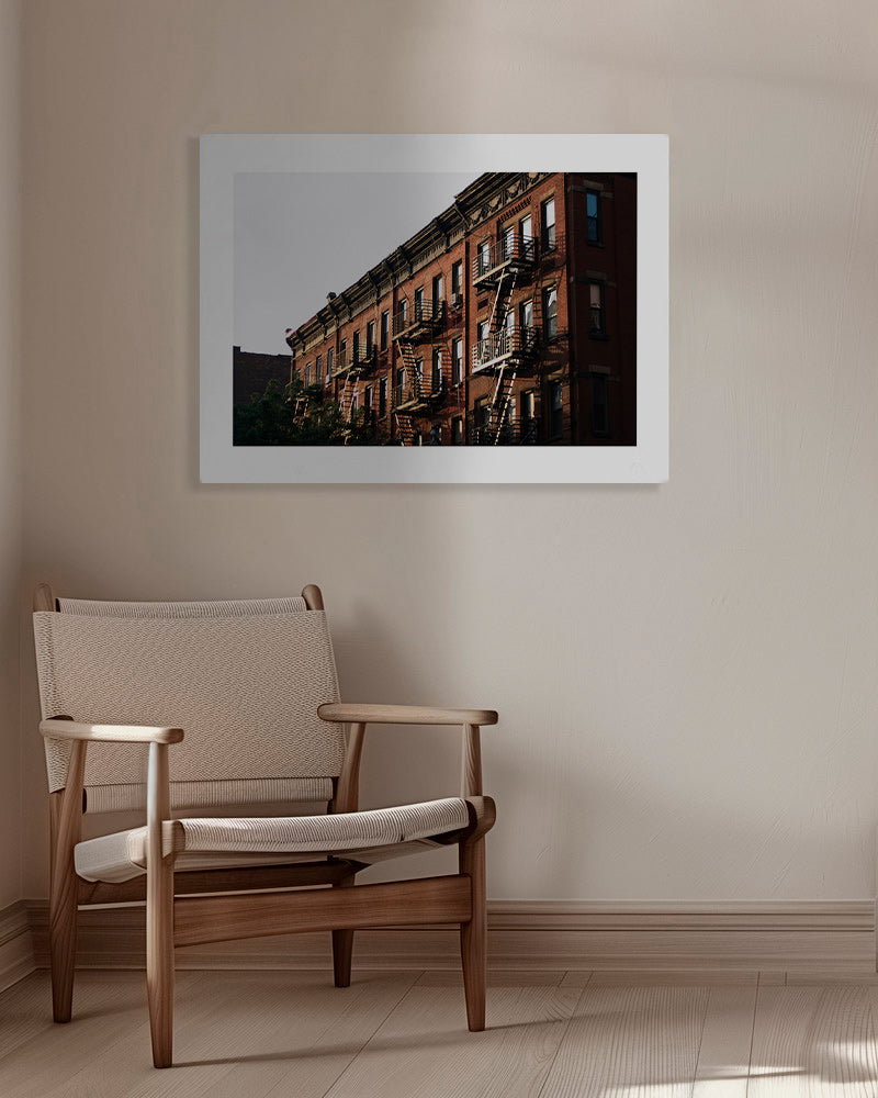 Rejseplakat: Brownstone-facade i New York med brandtrapper