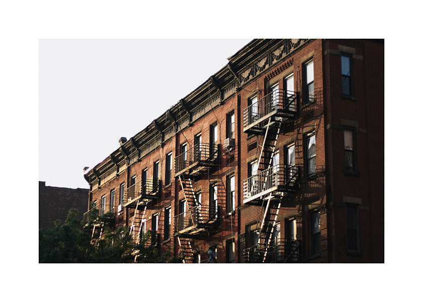 Rejseplakat: Brownstone-facade i New York med brandtrapper