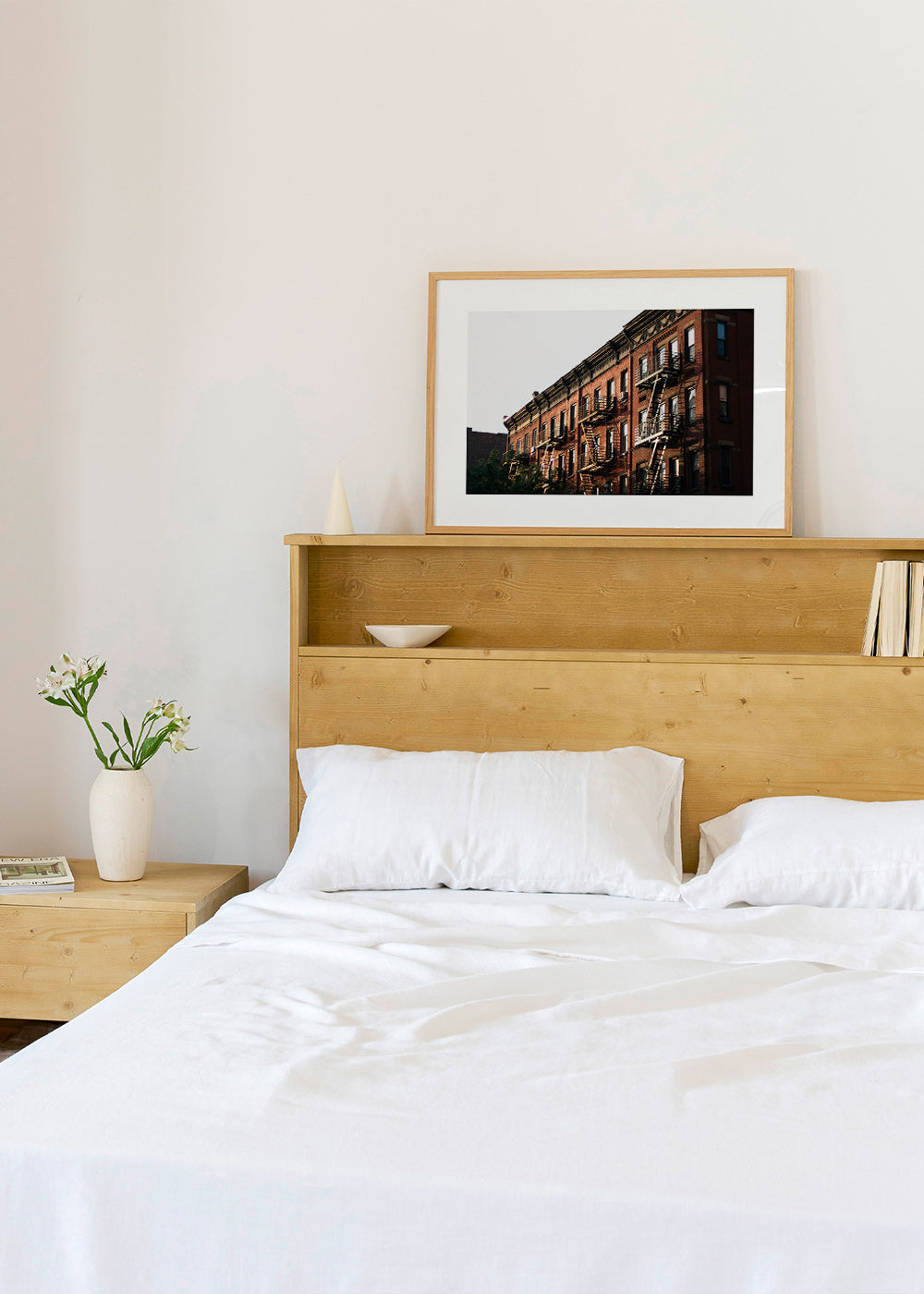 Rejseplakat: Brownstone-facade i New York med brandtrapper
